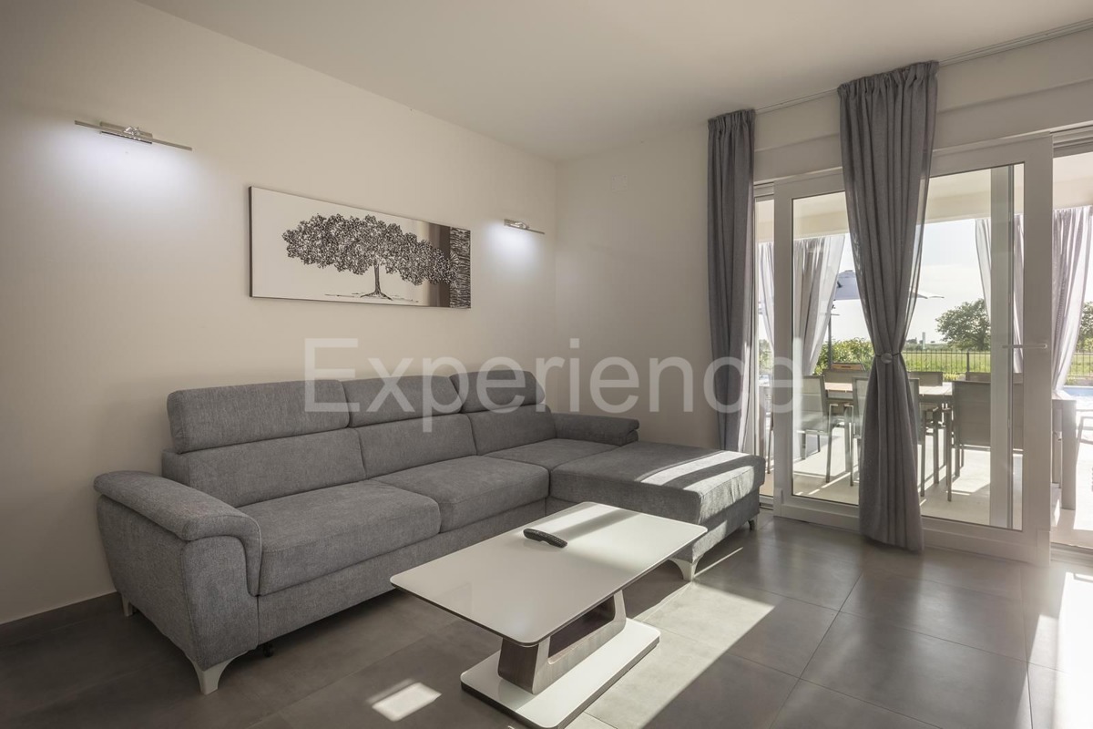 Umago - a circa 1.000 m dalla spiaggia, villa mediterranea con piscina!