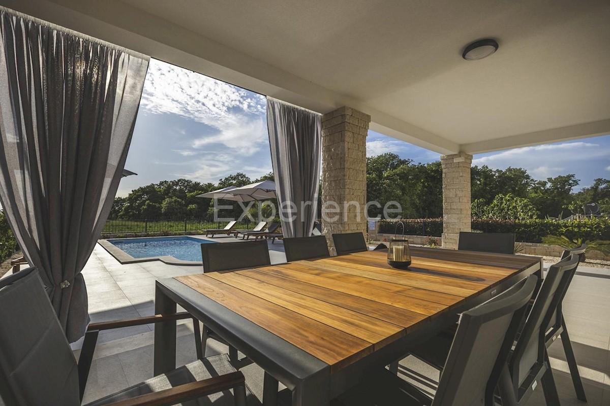 Umago - a circa 1.000 m dalla spiaggia, villa mediterranea con piscina!