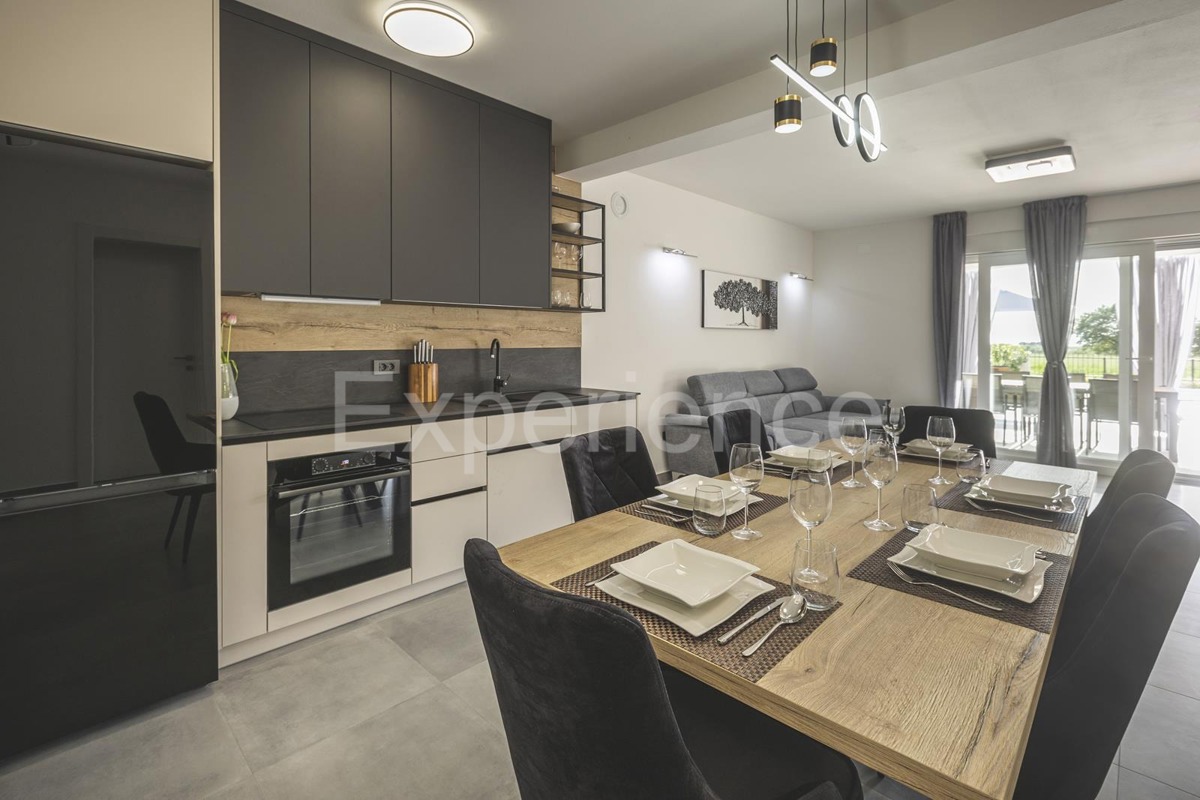 Umago - a circa 1.000 m dalla spiaggia, villa mediterranea con piscina!