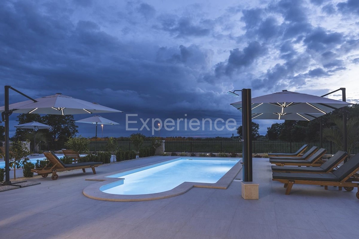 Umago - a circa 1.000 m dalla spiaggia, villa mediterranea con piscina!