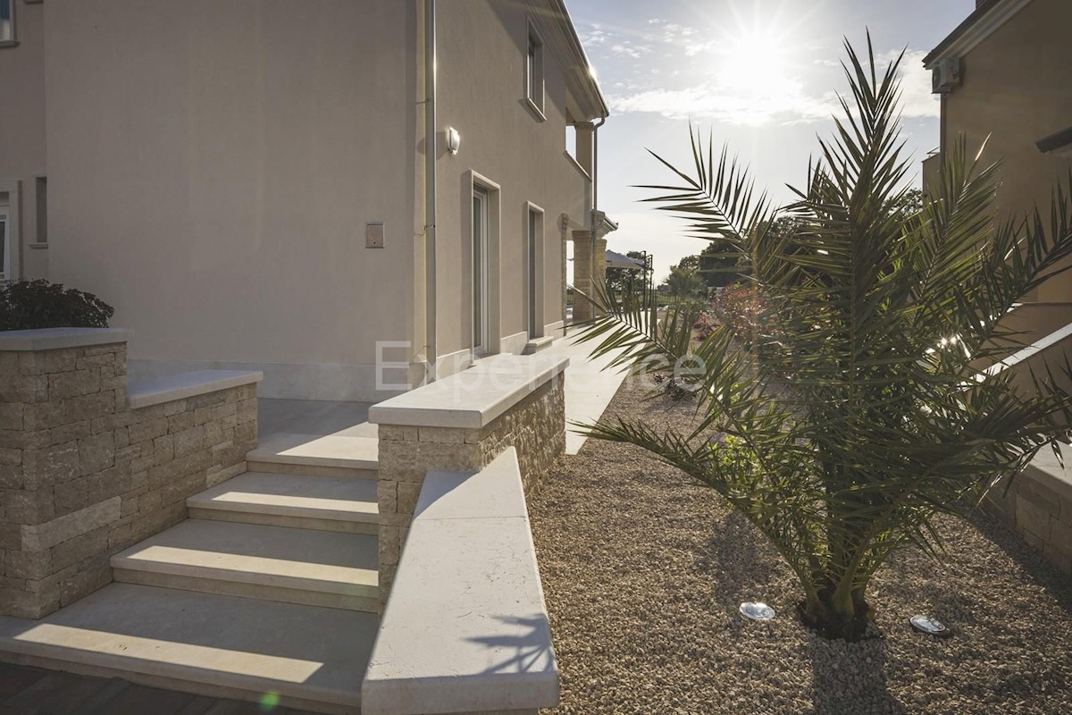 Umago - a circa 1.000 m dalla spiaggia, villa mediterranea con piscina!