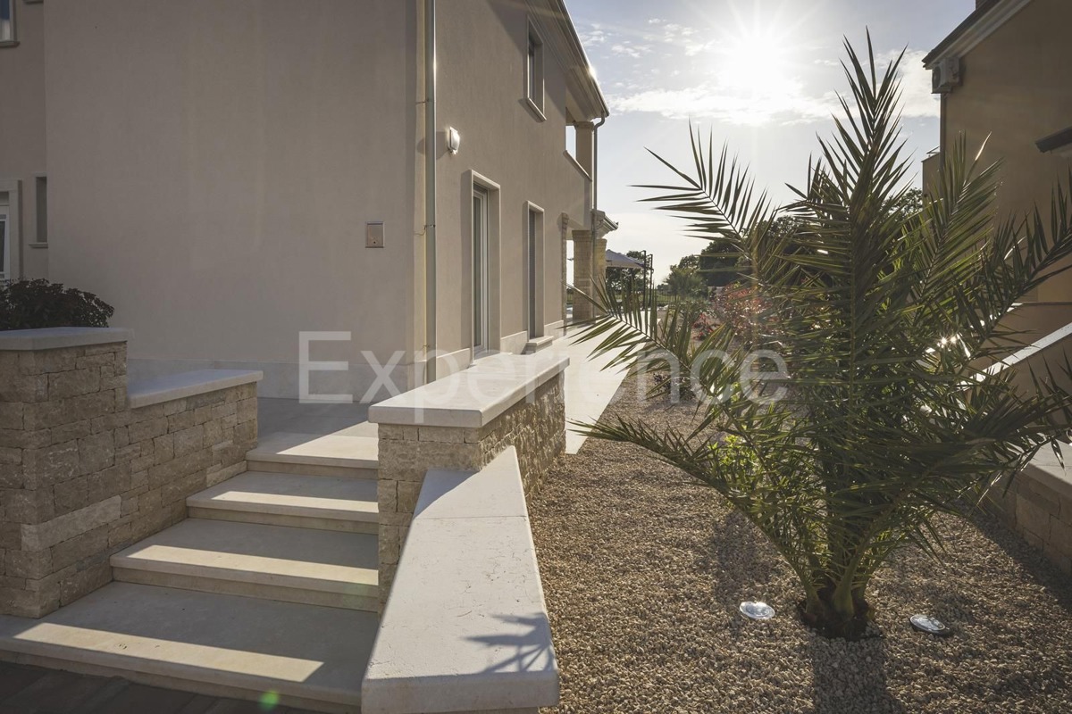 Umago - a circa 1.000 m dalla spiaggia, villa mediterranea con piscina!