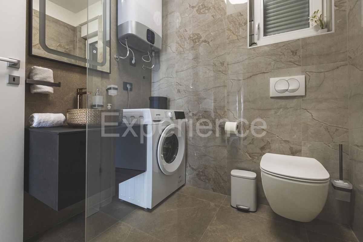 Umago - a circa 1.000 m dalla spiaggia, villa mediterranea con piscina!