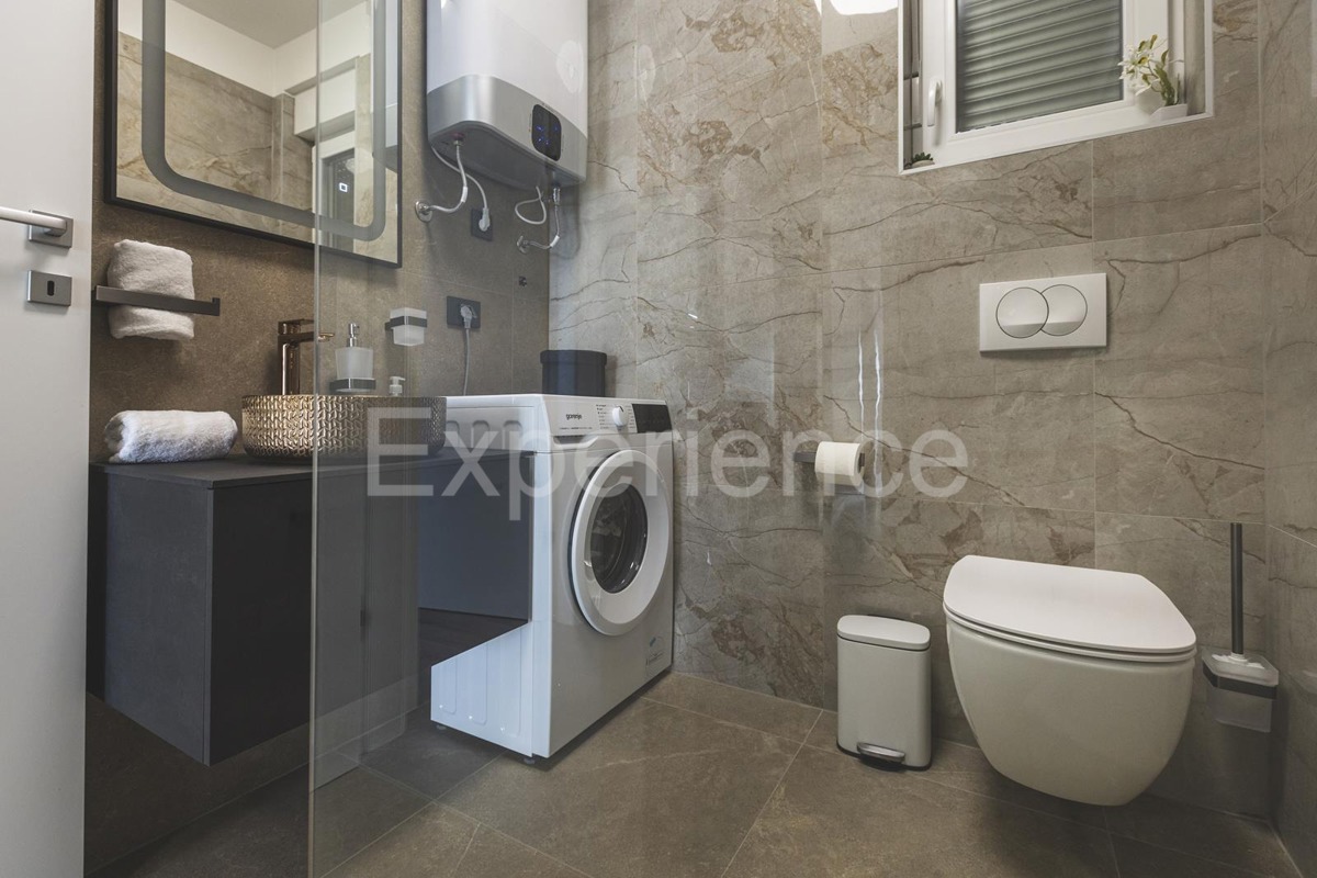 Umago - a circa 1.000 m dalla spiaggia, villa mediterranea con piscina!