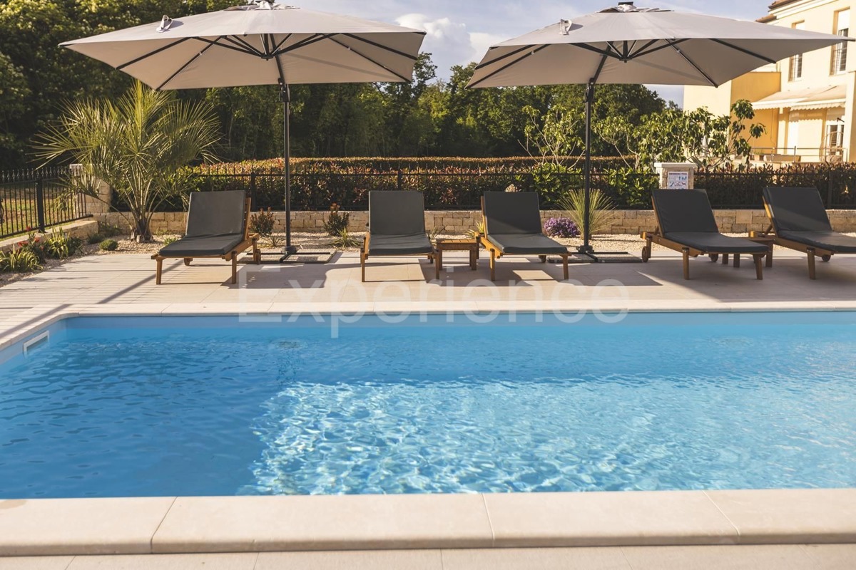 Umago - a circa 1.000 m dalla spiaggia, villa mediterranea con piscina!