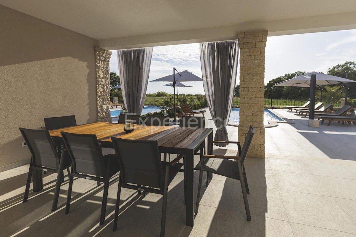 Umago - a circa 1.000 m dalla spiaggia, villa mediterranea con piscina!