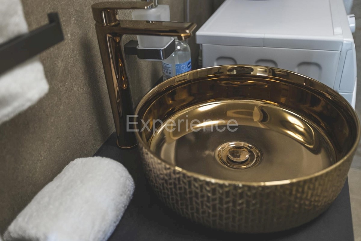 Umago - a circa 1.000 m dalla spiaggia, villa mediterranea con piscina!