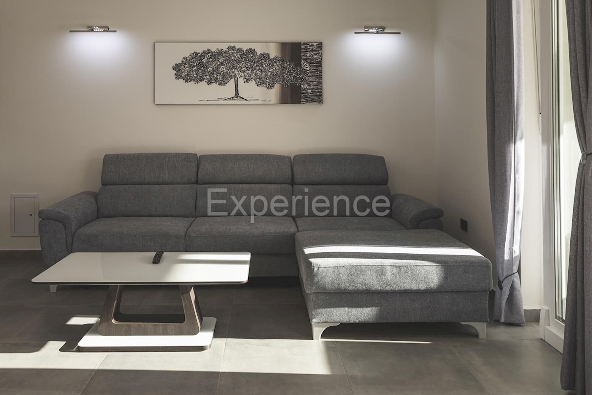 Umago - a circa 1.000 m dalla spiaggia, villa mediterranea con piscina!