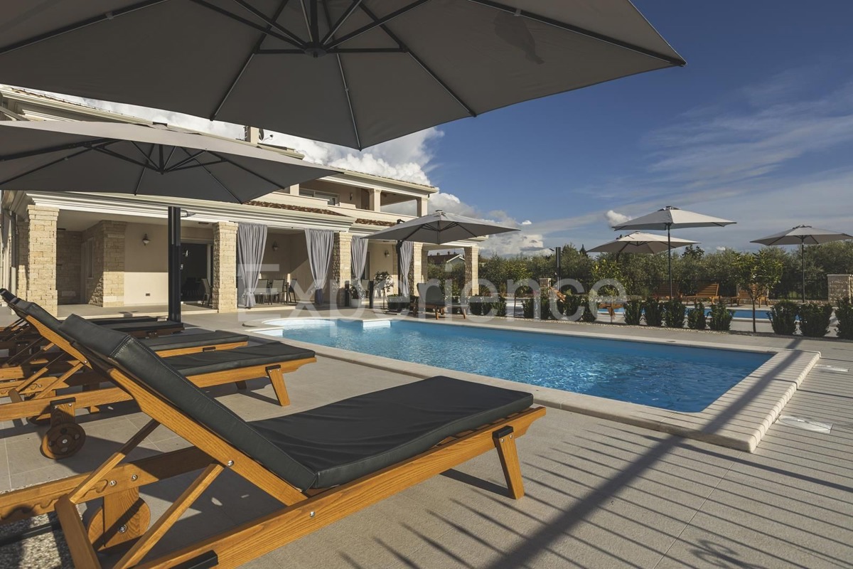 Umago - a circa 1.000 m dalla spiaggia, villa mediterranea con piscina!