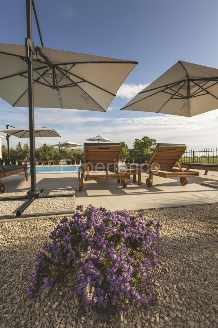 Umago - a circa 1.000 m dalla spiaggia, villa mediterranea con piscina!