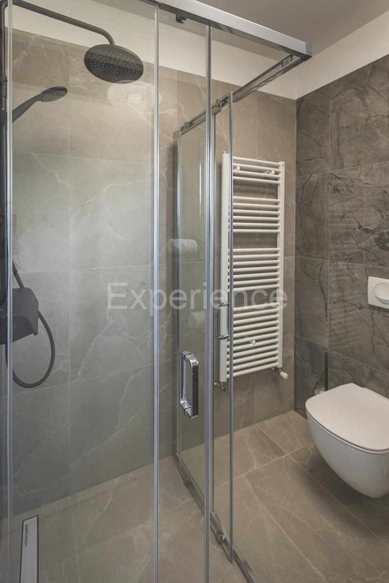 Umago - a circa 1.000 m dalla spiaggia, villa mediterranea con piscina!