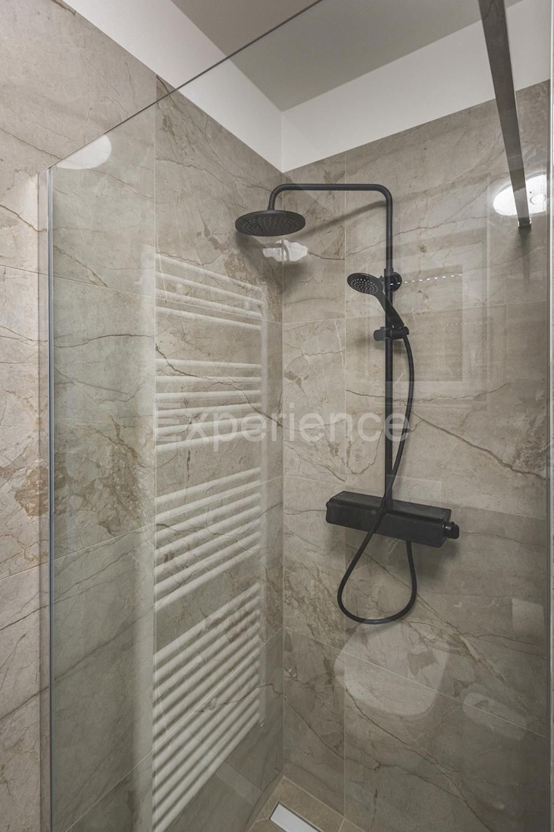 Umago - a circa 1.000 m dalla spiaggia, villa mediterranea con piscina!