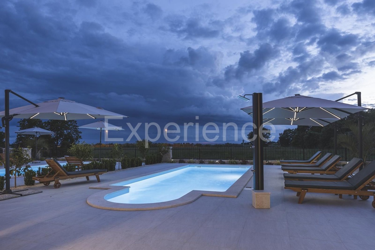 Umago - a circa 1.000 m dalla spiaggia, villa mediterranea con piscina!