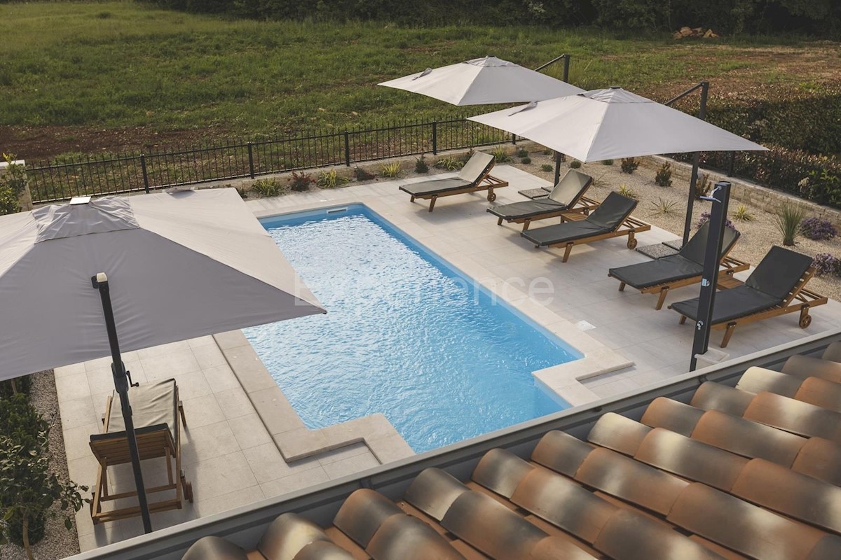 Umago - a circa 1.000 m dalla spiaggia, villa mediterranea con piscina!