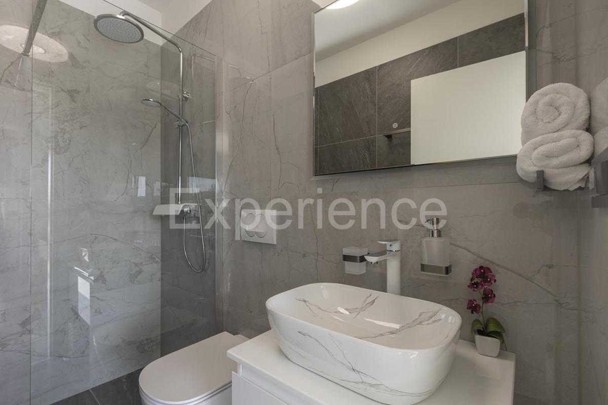 Umago - a circa 1.000 m dalla spiaggia, villa mediterranea con piscina!