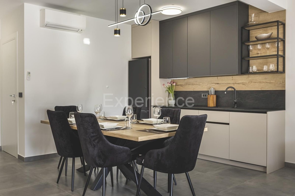 Umago - a circa 1.000 m dalla spiaggia, villa mediterranea con piscina!