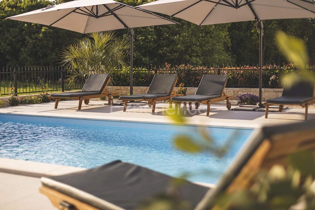 Umago - a circa 1.000 m dalla spiaggia, villa mediterranea con piscina!