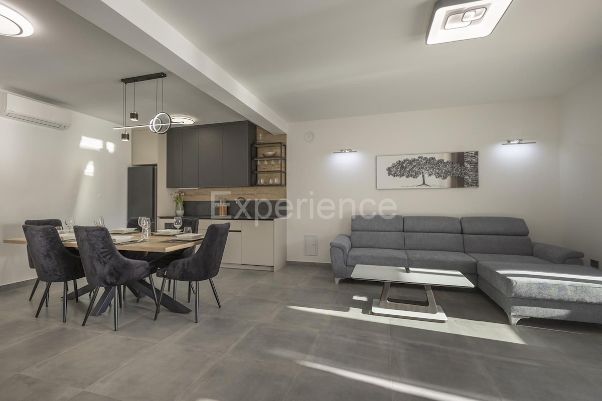 Umago - a circa 1.000 m dalla spiaggia, villa mediterranea con piscina!