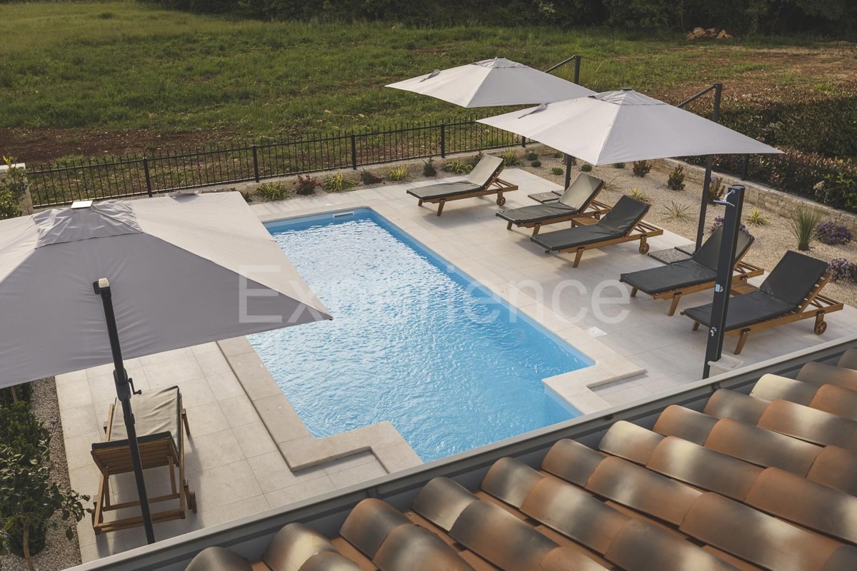 Umago - a circa 1.000 m dalla spiaggia, villa mediterranea con piscina!