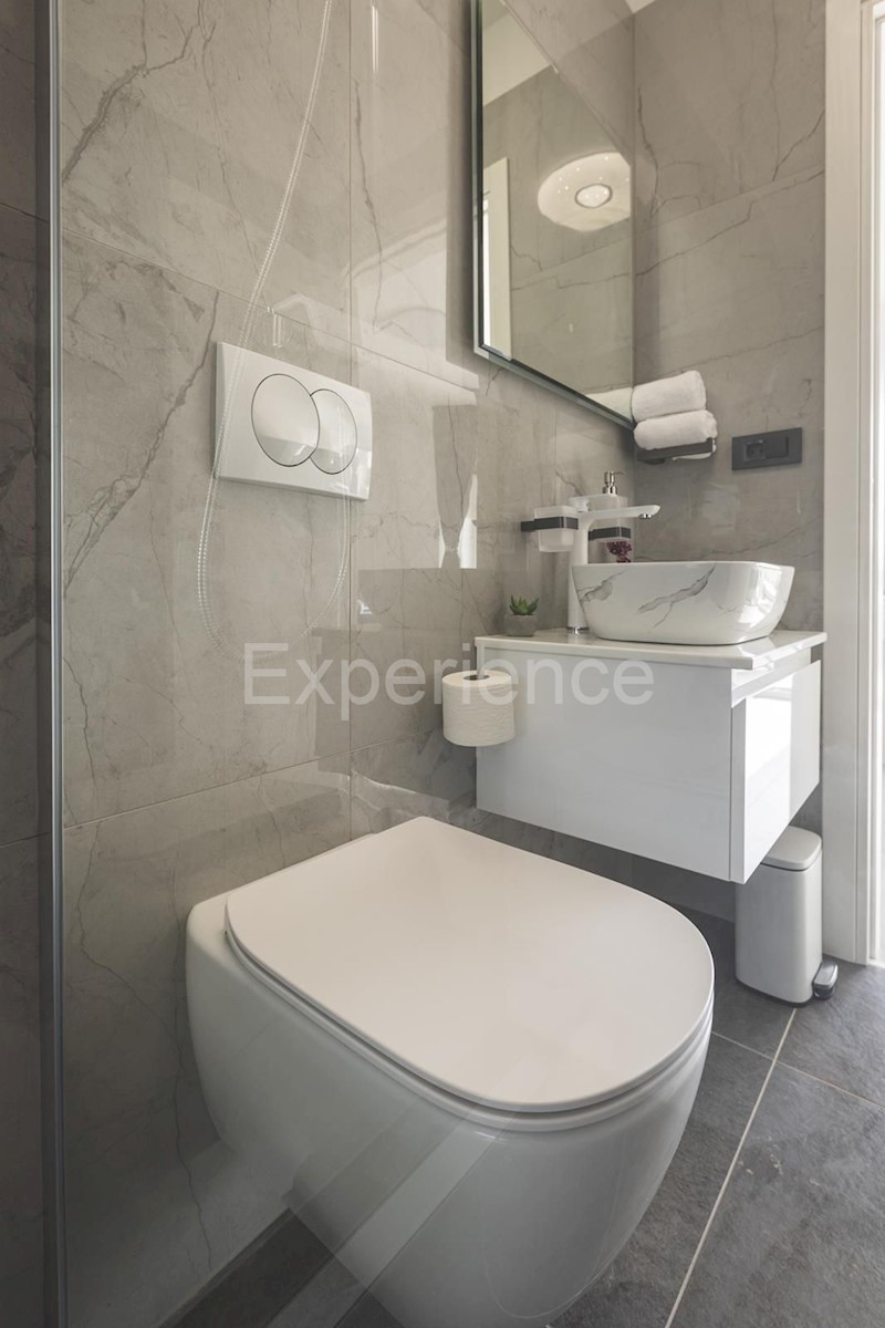 Umago - a circa 1.000 m dalla spiaggia, villa mediterranea con piscina!