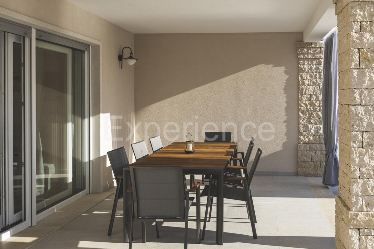 Umago - a circa 1.000 m dalla spiaggia, villa mediterranea con piscina!