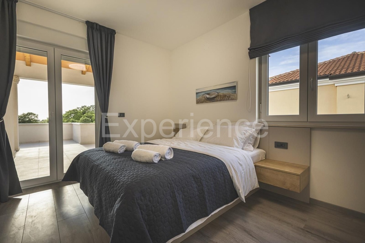 Umago - a circa 1.000 m dalla spiaggia, villa mediterranea con piscina!