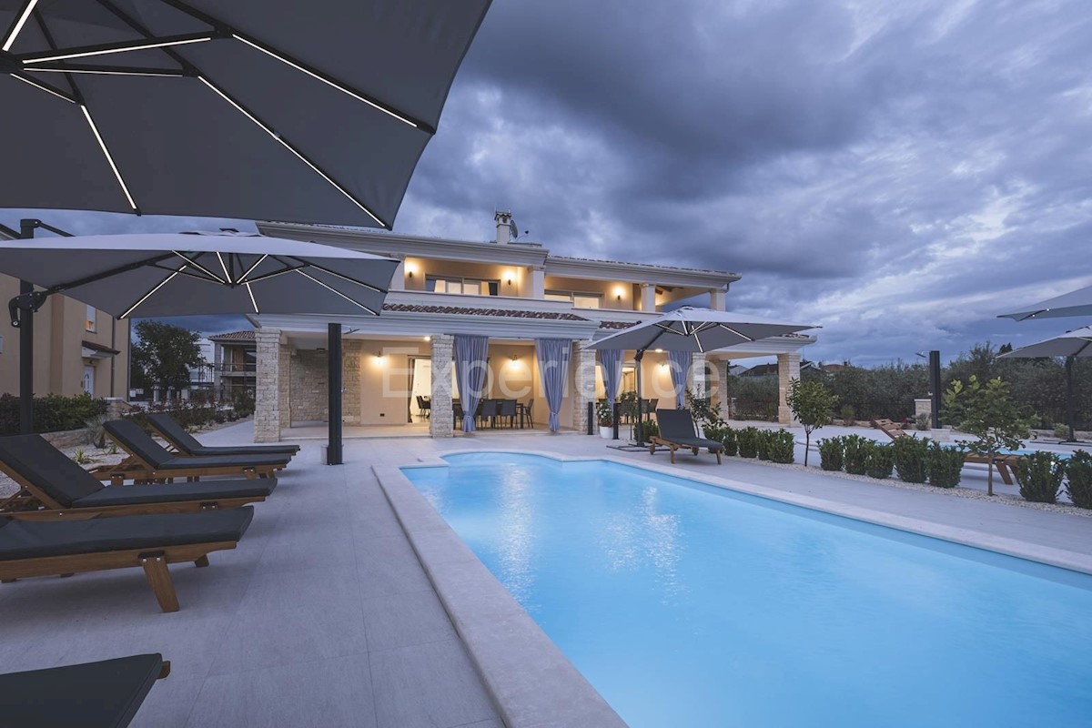 Umago - a circa 1.000 m dalla spiaggia, villa mediterranea con piscina!