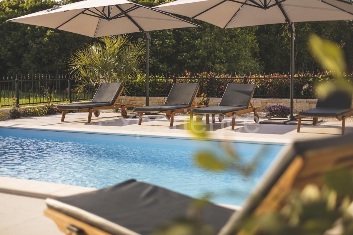 Umago - a circa 1.000 m dalla spiaggia, villa mediterranea con piscina!