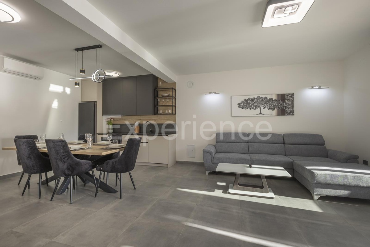 Umago - a circa 1.000 m dalla spiaggia, villa mediterranea con piscina!