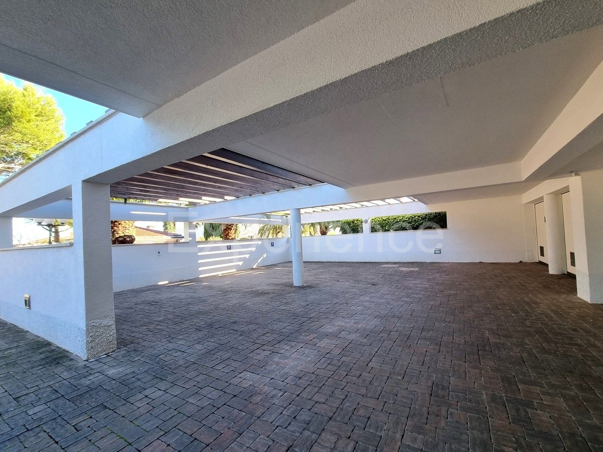 POSIZIONE ESCLUSIVA! Crveni Vrh - appartamento con spaziosa terrazza, a 130 m dal mare!