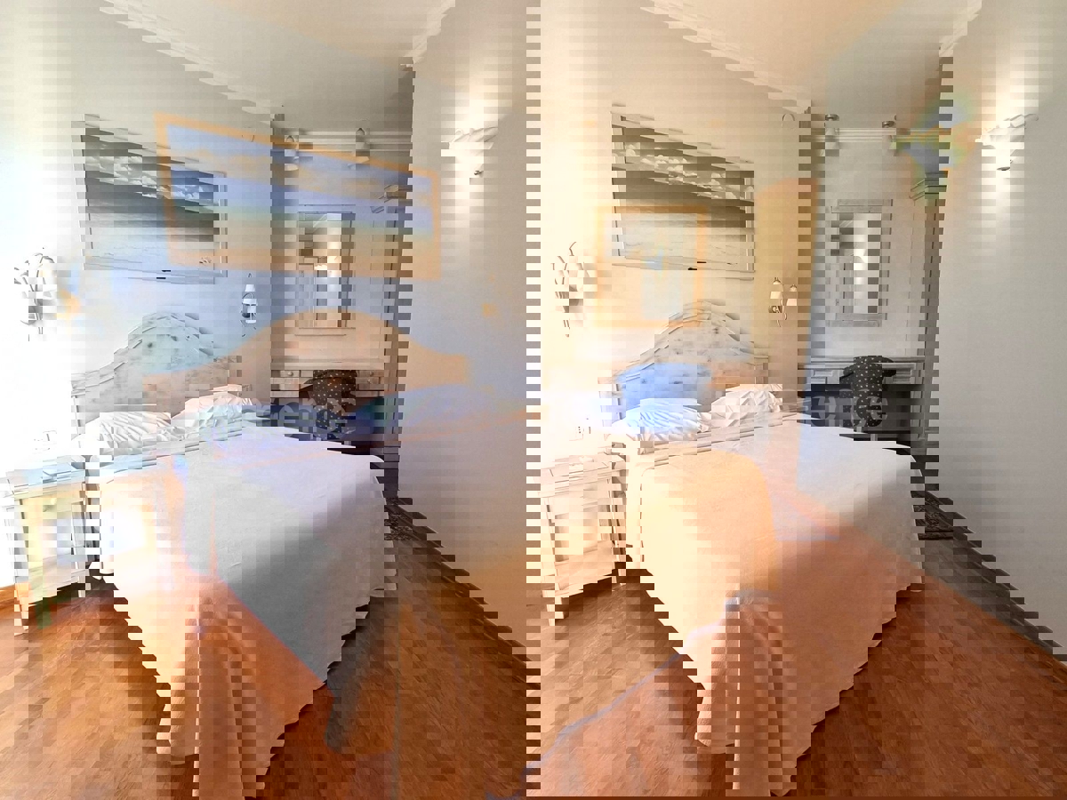 POSIZIONE ESCLUSIVA! Crveni Vrh - appartamento con spaziosa terrazza, a 130 m dal mare!