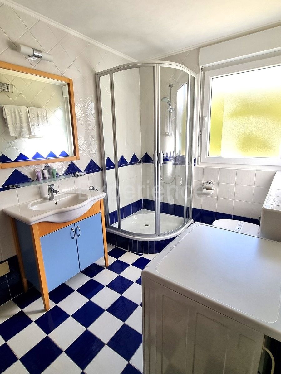 POSIZIONE ESCLUSIVA! Crveni Vrh - appartamento con spaziosa terrazza, a 130 m dal mare!