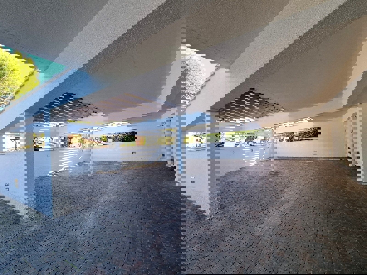 POSIZIONE ESCLUSIVA! Crveni Vrh - appartamento con spaziosa terrazza, a 130 m dal mare!