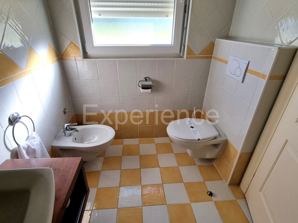 POSIZIONE ESCLUSIVA! Crveni Vrh - appartamento con spaziosa terrazza, a 130 m dal mare!