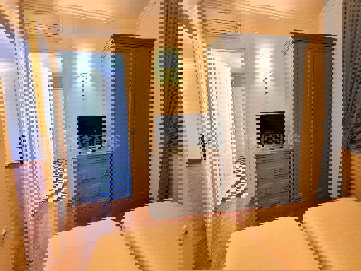 POSIZIONE ESCLUSIVA! Crveni Vrh - appartamento con spaziosa terrazza, a 130 m dal mare!