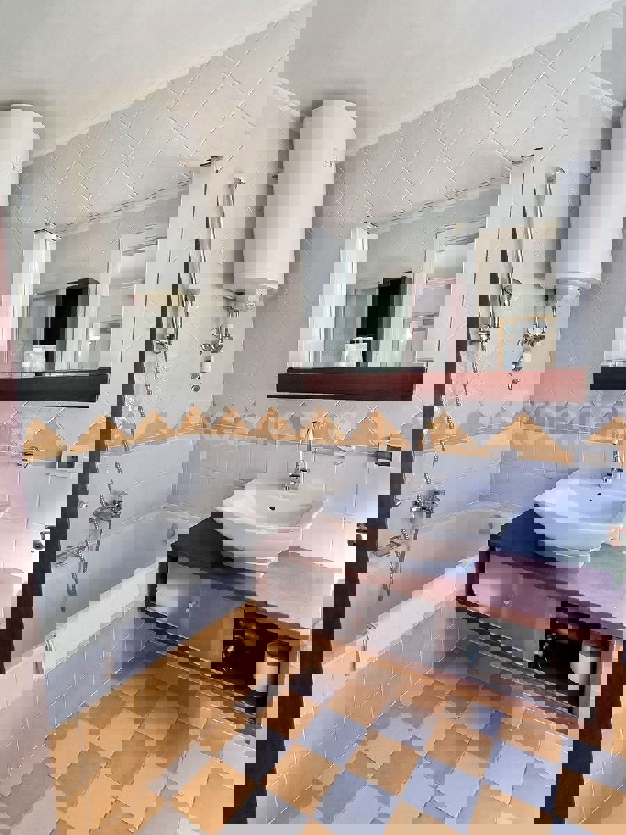 POSIZIONE ESCLUSIVA! Crveni Vrh - appartamento con spaziosa terrazza, a 130 m dal mare!