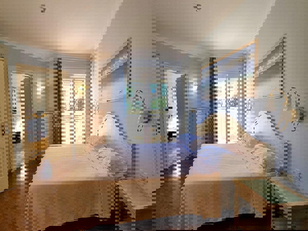 POSIZIONE ESCLUSIVA! Crveni Vrh - appartamento con spaziosa terrazza, a 130 m dal mare!