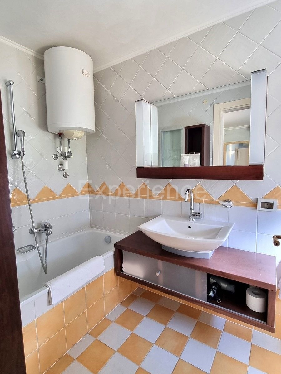 POSIZIONE ESCLUSIVA! Crveni Vrh - appartamento con spaziosa terrazza, a 130 m dal mare!