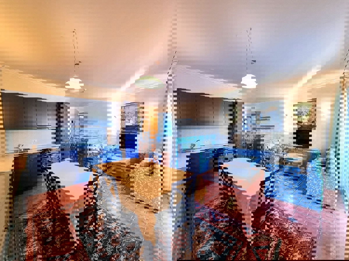 POSIZIONE ESCLUSIVA! Crveni Vrh - appartamento con spaziosa terrazza, a 130 m dal mare!