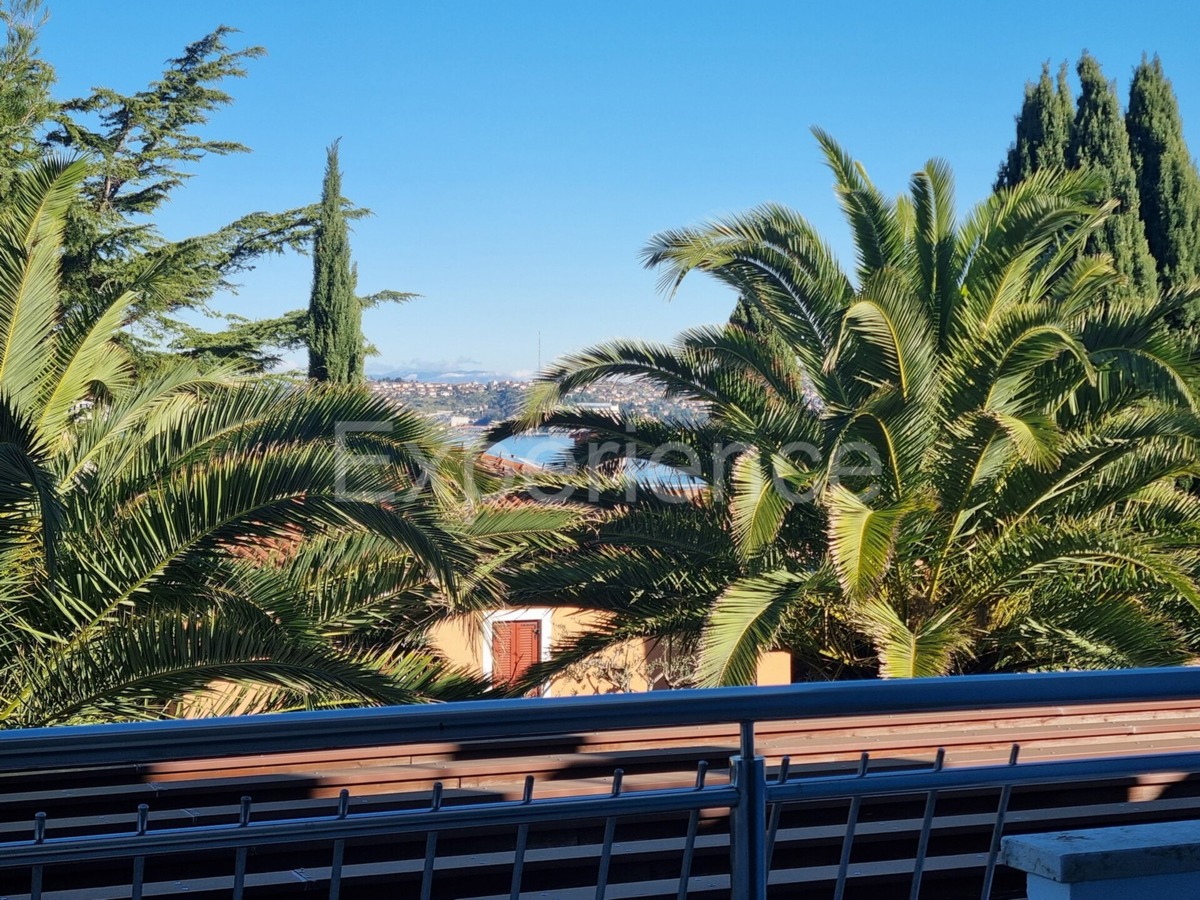 POSIZIONE ESCLUSIVA! Crveni Vrh - appartamento con spaziosa terrazza, a 130 m dal mare!