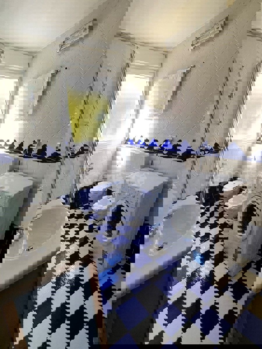 POSIZIONE ESCLUSIVA! Crveni Vrh - appartamento con spaziosa terrazza, a 130 m dal mare!