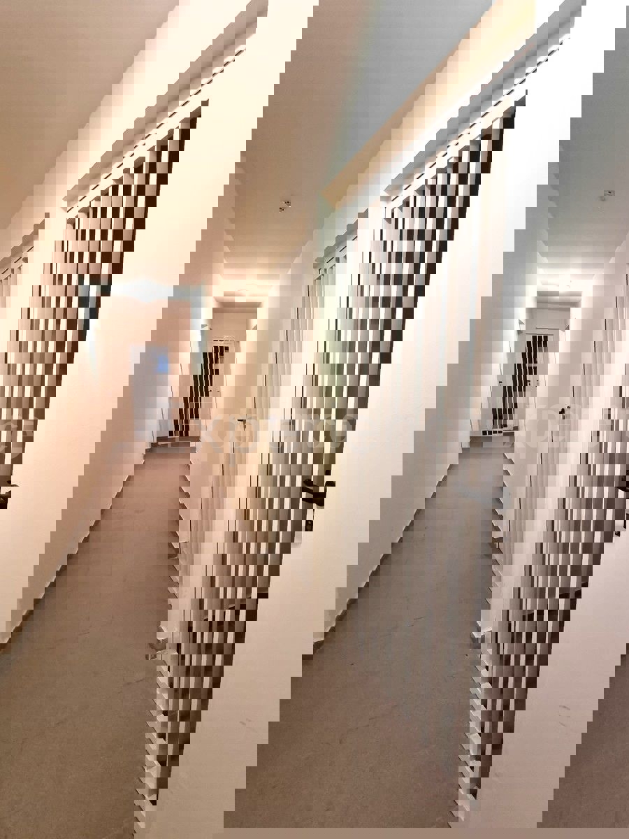 POSIZIONE ESCLUSIVA! Crveni Vrh - appartamento con spaziosa terrazza, a 130 m dal mare!