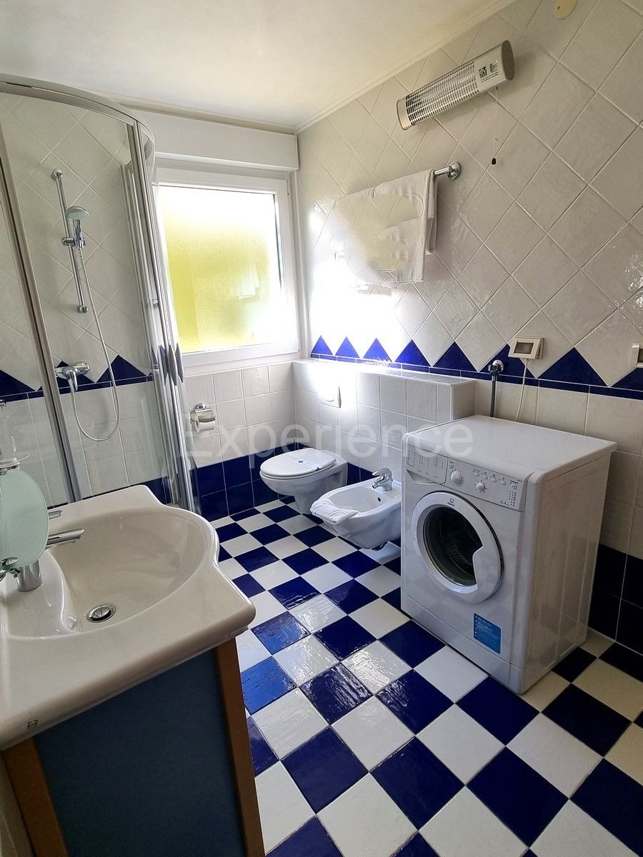 POSIZIONE ESCLUSIVA! Crveni Vrh - appartamento con spaziosa terrazza, a 130 m dal mare!