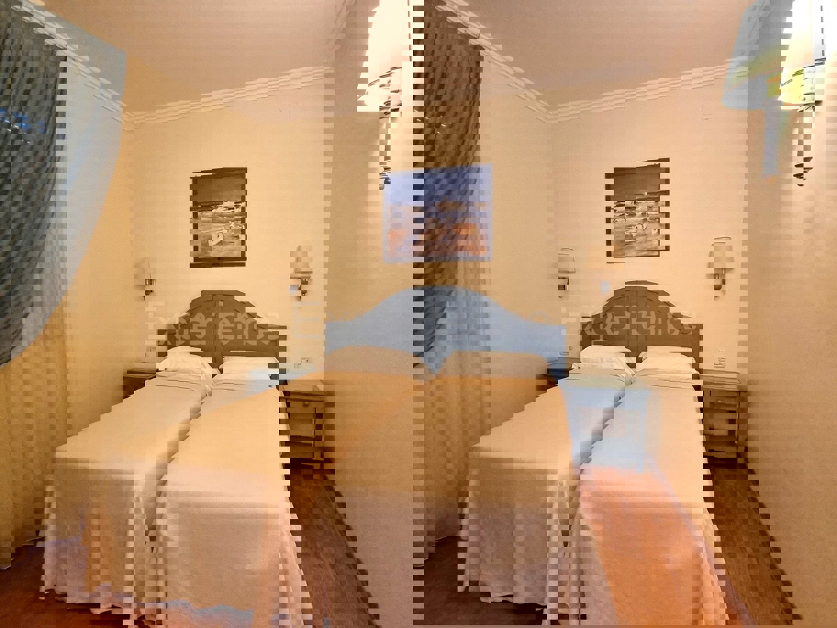 POSIZIONE ESCLUSIVA! Crveni Vrh - appartamento con spaziosa terrazza, a 130 m dal mare!