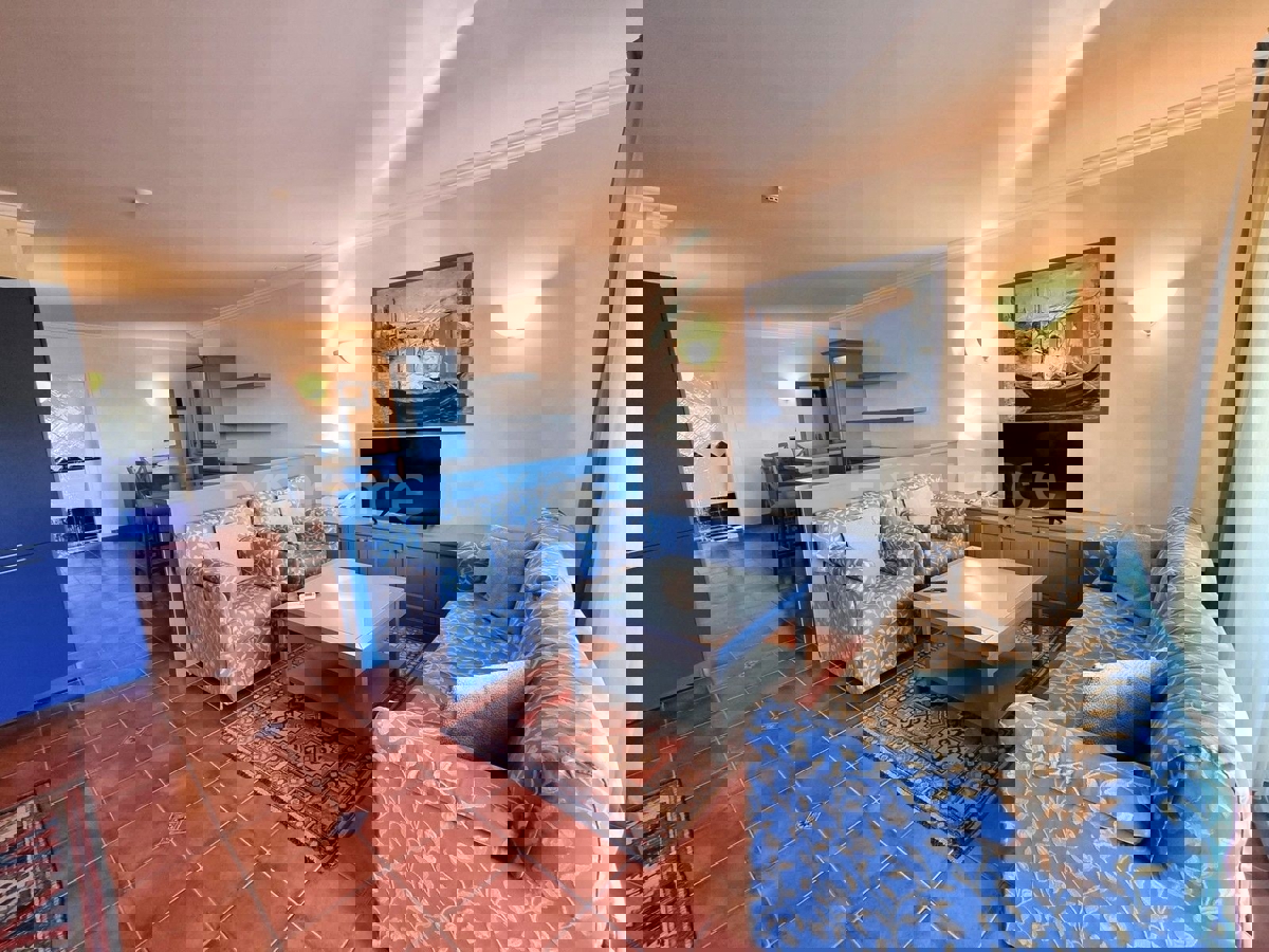 POSIZIONE ESCLUSIVA! Crveni Vrh - appartamento con spaziosa terrazza, a 130 m dal mare!