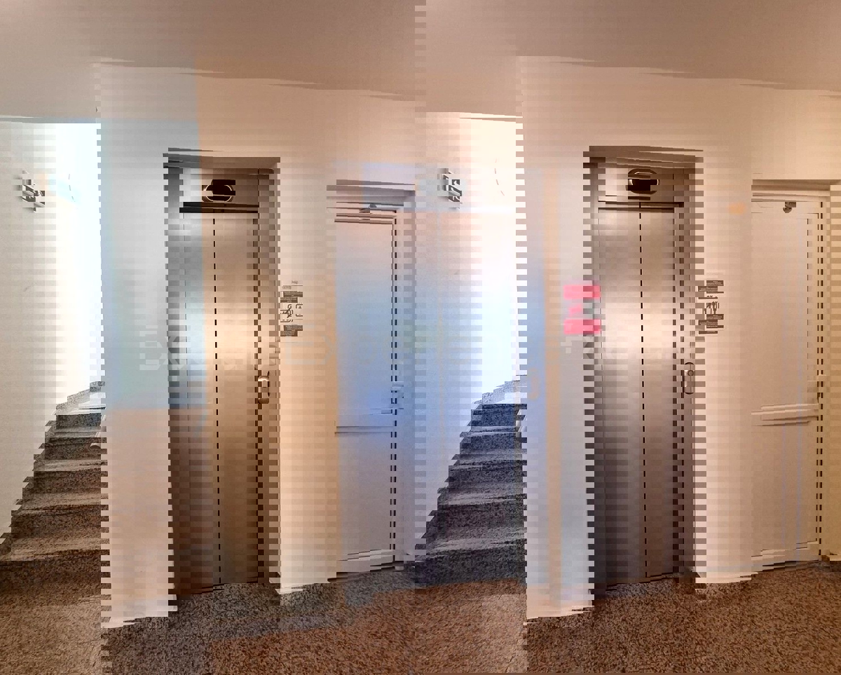 POSIZIONE ESCLUSIVA! Crveni Vrh - appartamento con spaziosa terrazza, a 130 m dal mare!