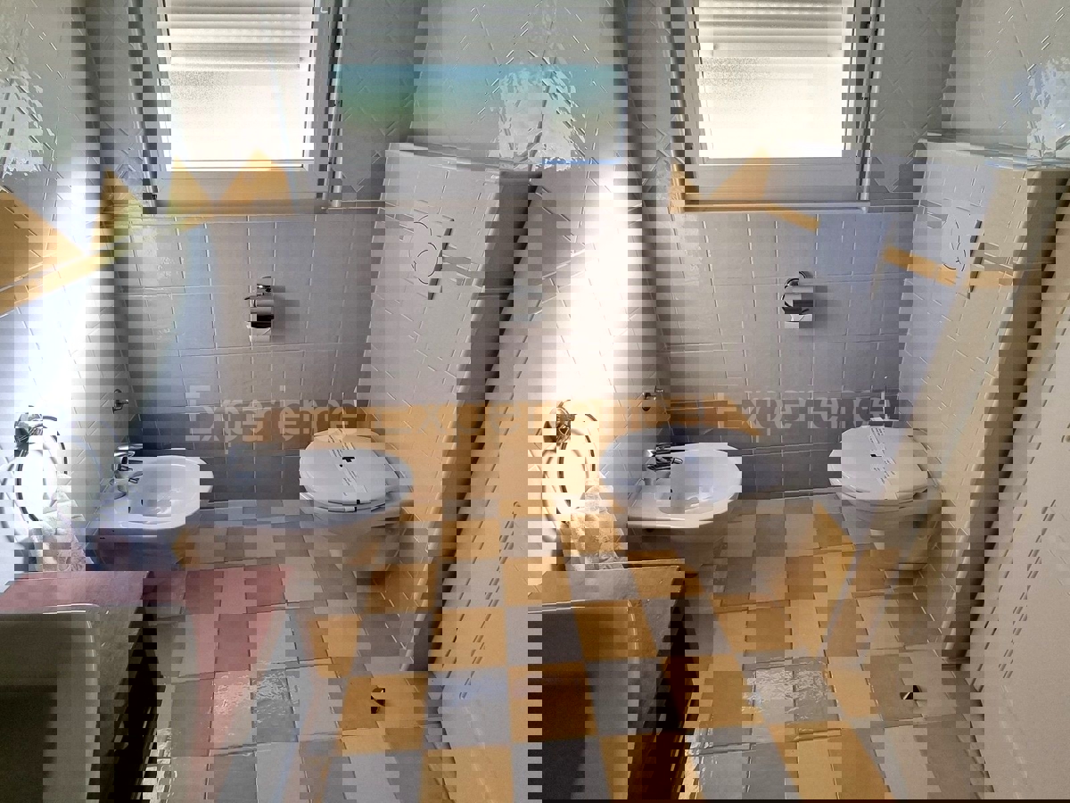 POSIZIONE ESCLUSIVA! Crveni Vrh - appartamento con spaziosa terrazza, a 130 m dal mare!