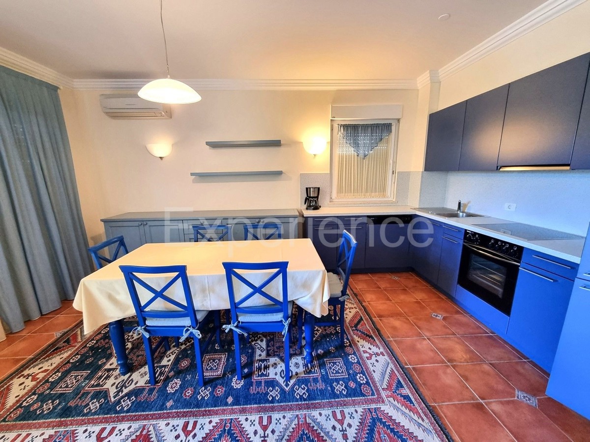 POSIZIONE ESCLUSIVA! Crveni Vrh - appartamento con spaziosa terrazza, a 130 m dal mare!