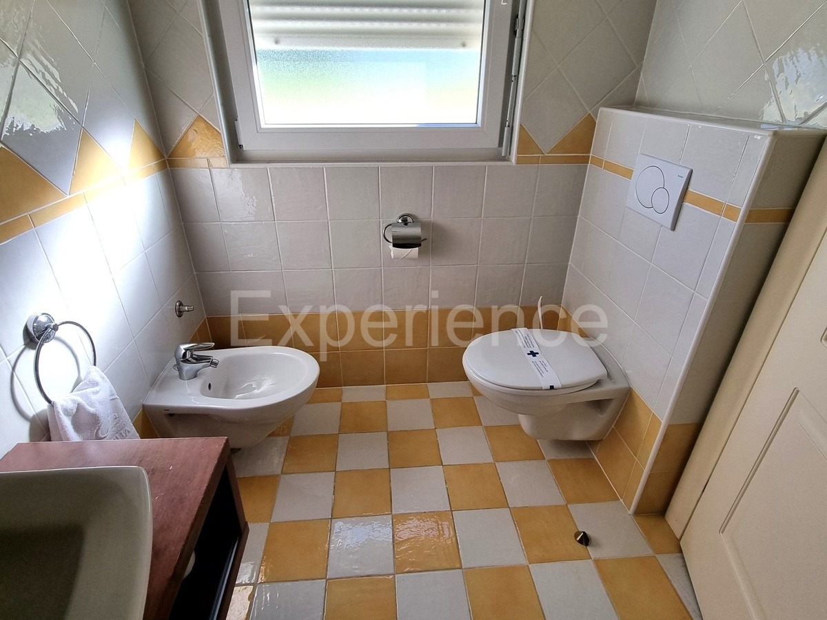 POSIZIONE ESCLUSIVA! Crveni Vrh - appartamento con spaziosa terrazza, a 130 m dal mare!