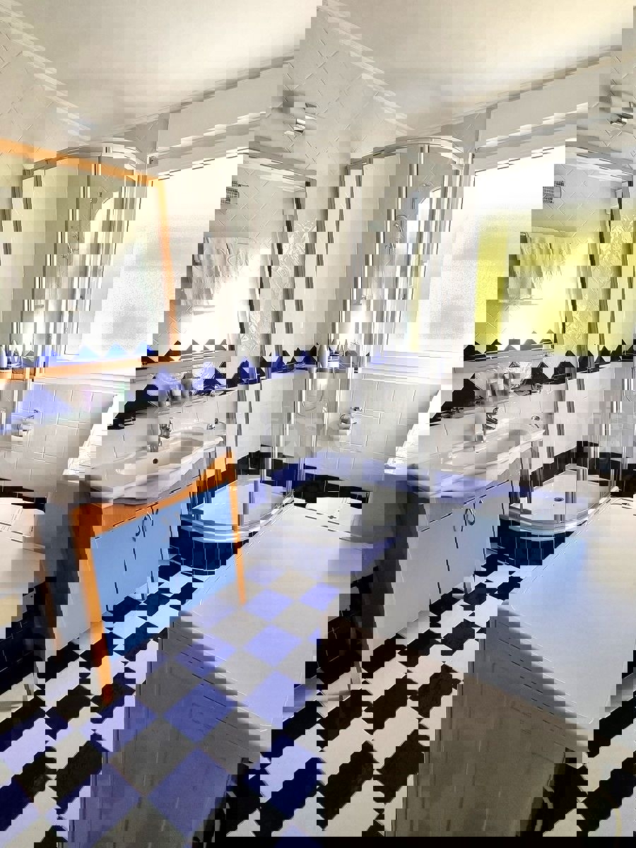 POSIZIONE ESCLUSIVA! Crveni Vrh - appartamento con spaziosa terrazza, a 130 m dal mare!